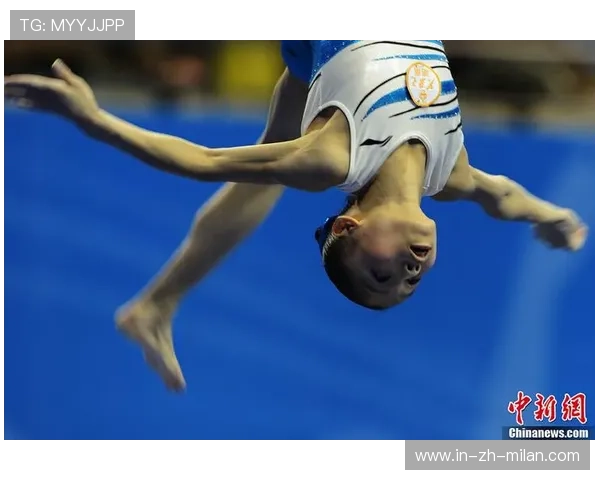 体操小将练劈叉劈到哭