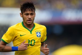 Milan Sports-弗赖堡紧密回防限制对手传球路线，弗赖堡队