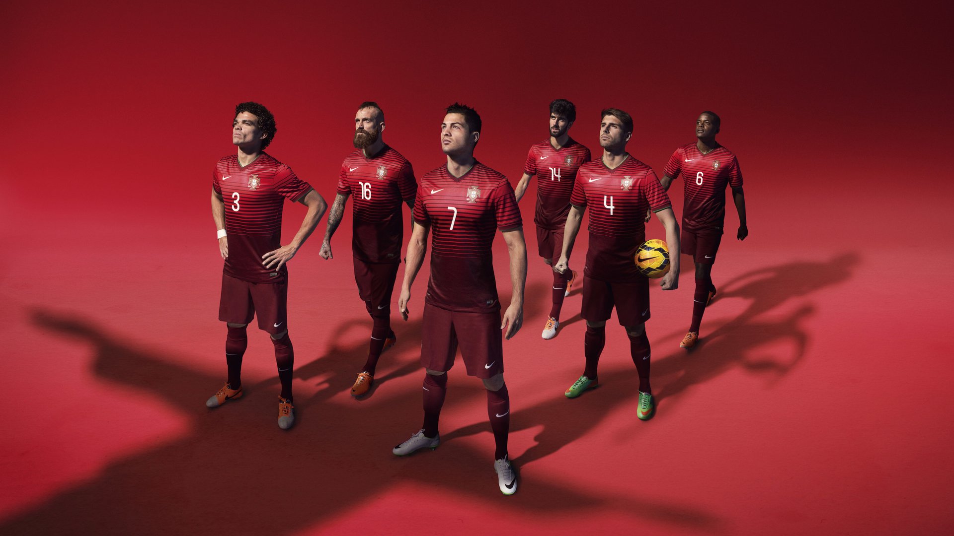 弗赖堡紧密回防限制对手传球路线,弗赖堡队